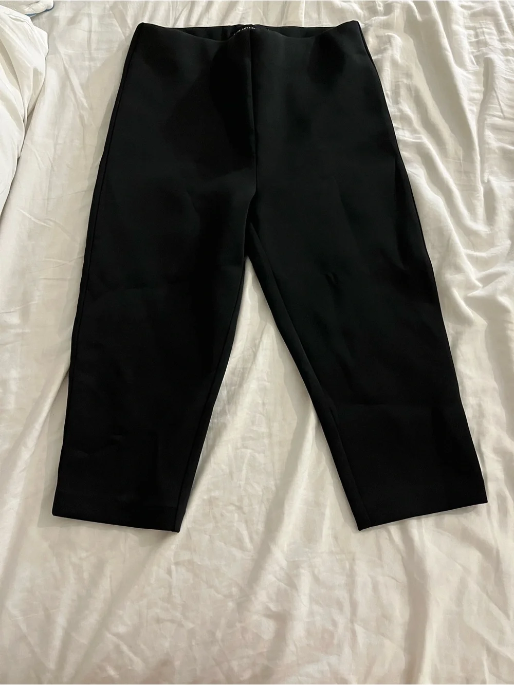 Good American Black Cropped Ponte Capri Pants